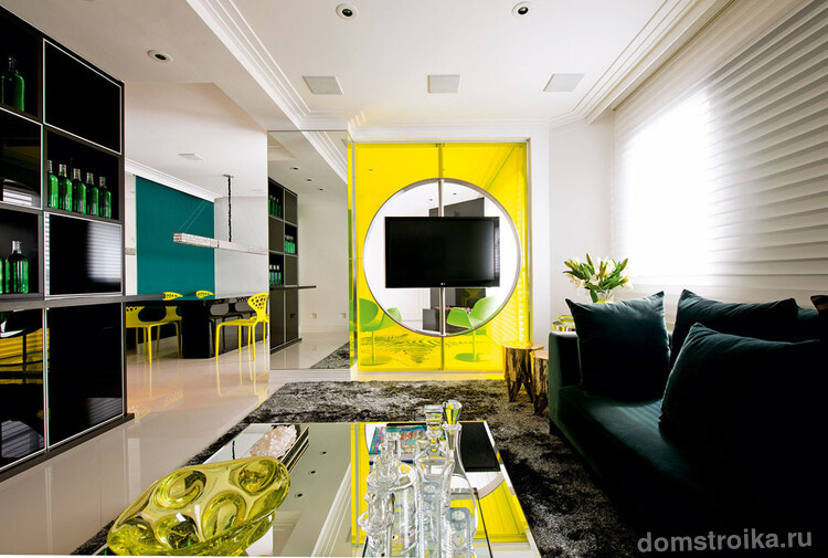 Интерьер гостиной комната в ярких тонах с бразильским харакером