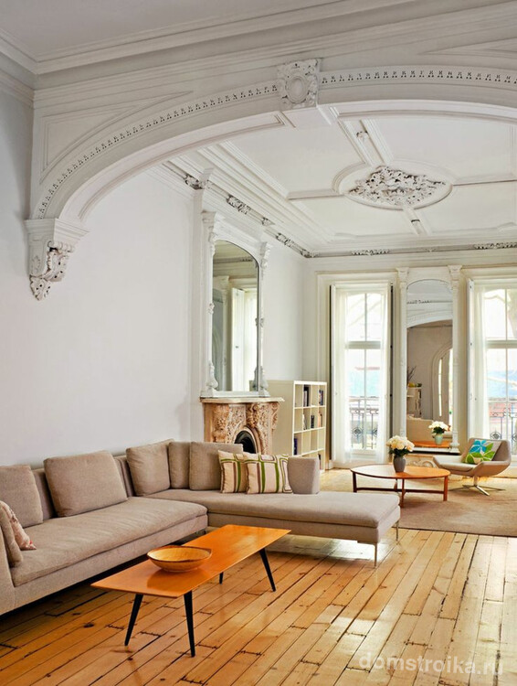 Светлая гостиная в классическом стиле с элементами мебели из ореха