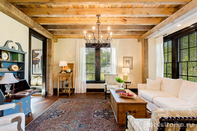 Деревенский стиль прованс подчеркивает отделка потолка балками из светлого ореха, а так же элементы мебели