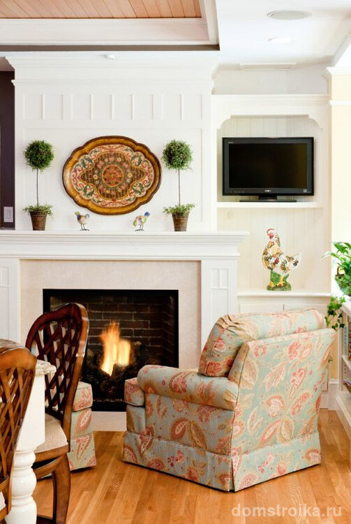 Полка для телевизора, выкрашенная в белый цвет, в гостиной в стиле прованс