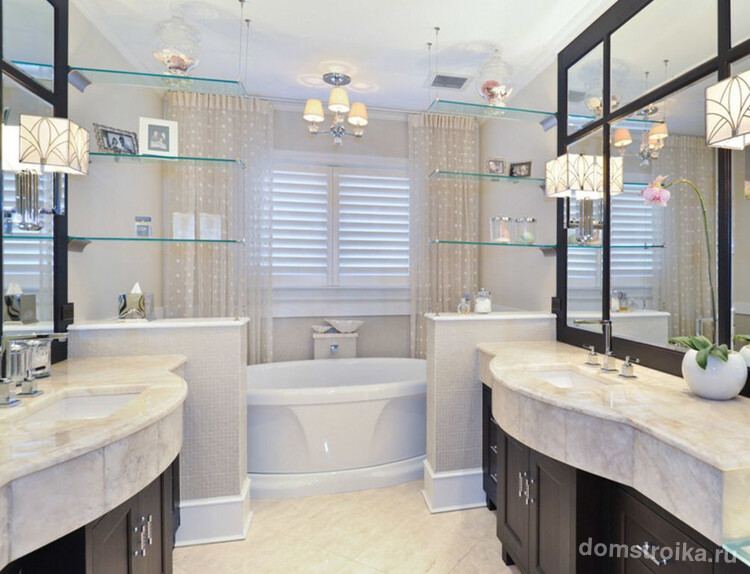 Подвесные стеклянные полки в ванной можно использовать для зонирования комнаты