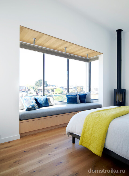 Подоконник-диван можно оборудовать на небольшом балконе, совмещенном с жилой комнатой