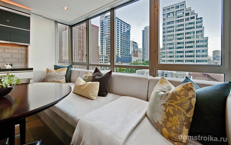 Подоконник-диван в дизайне лоджии квартиры многоэтажки