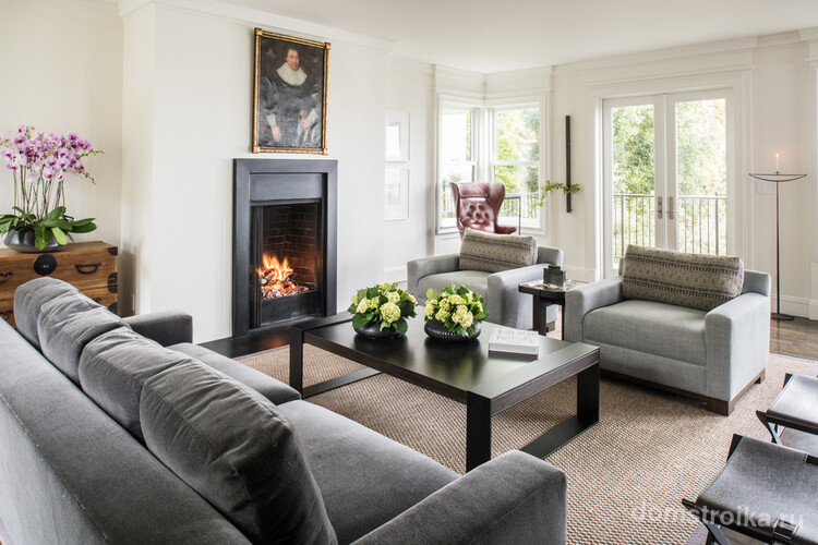 Прямой диван темно-серого цвета прекрасно впишется в интерьер классической гостиной
