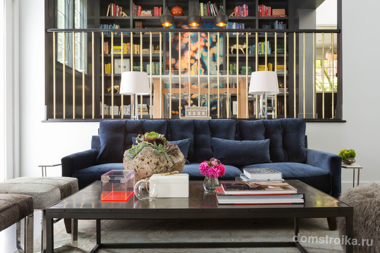 Темно-синий диван в дизайне гостиной