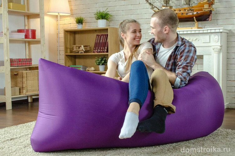 Фиолетовый диван ламзак в интерьере