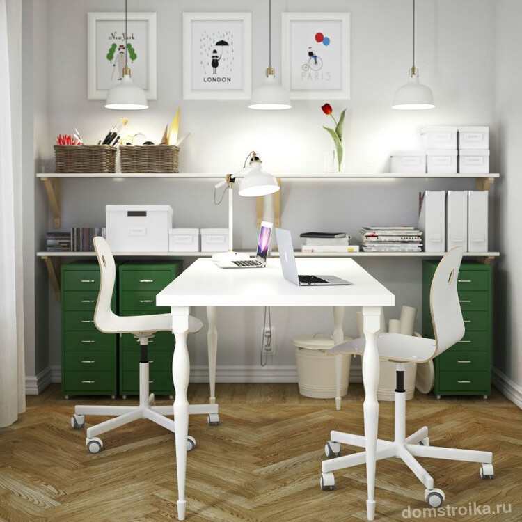 Письменный стол IKEA с фигурными ножками подойдет и для классики и современного интерьера