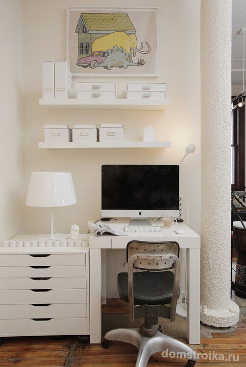 Маленький письменный стол IKEA белого цвета
