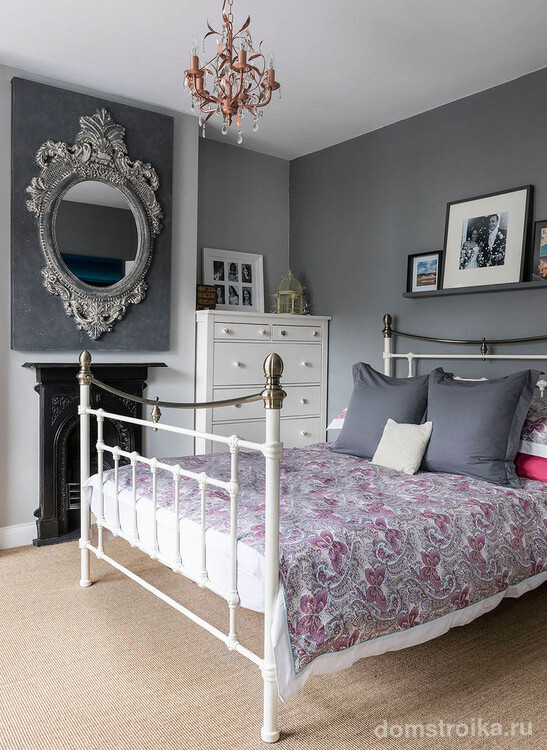 Интересная кованая кровать с хромированными элементами в дизайне спальни серого цвета