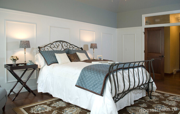 Большая кованая двуспальная кровать гармонично впишется в просторную комнату, только там она будет смотреться достаточно элегантно