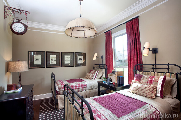 Две строгие кованые кровати в дизайне спальни классического стиля