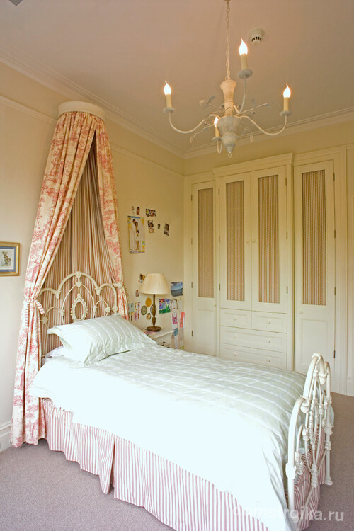 Элегантная кованная кровать в спальне бежевого цвета