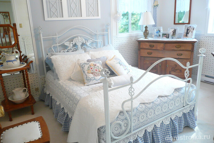 Кровать с элементами ковки, а также текстиль в нежных тонах подчеркнут ваш интерьер в стиле прованс