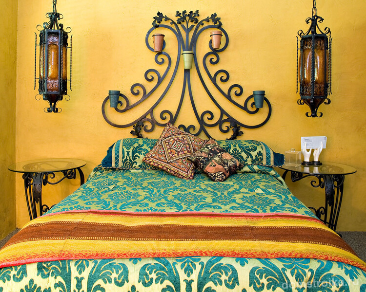 Кованая мебель в интерьере спальни средиземноморского стиля