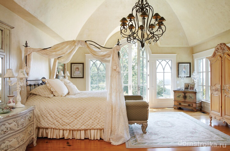 Кованая кровать с балдахином прекрасно впишется в спальню венецианского стиля