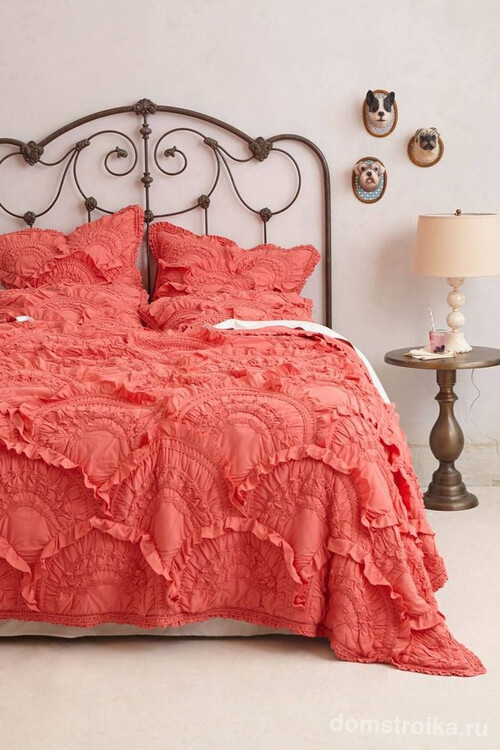 Кованые кровати прекрасно вписываются в классический интерьер спальни и придают ей европейскую аристократичность