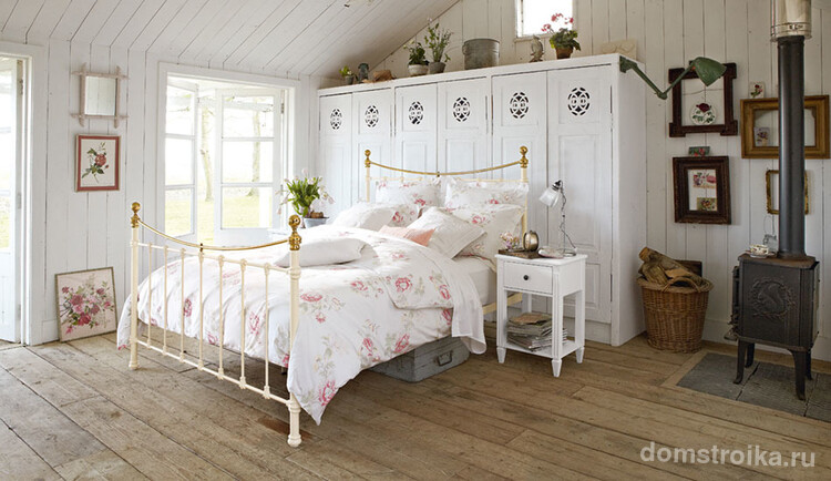 Спальная комната загородного дома в стиле прованс