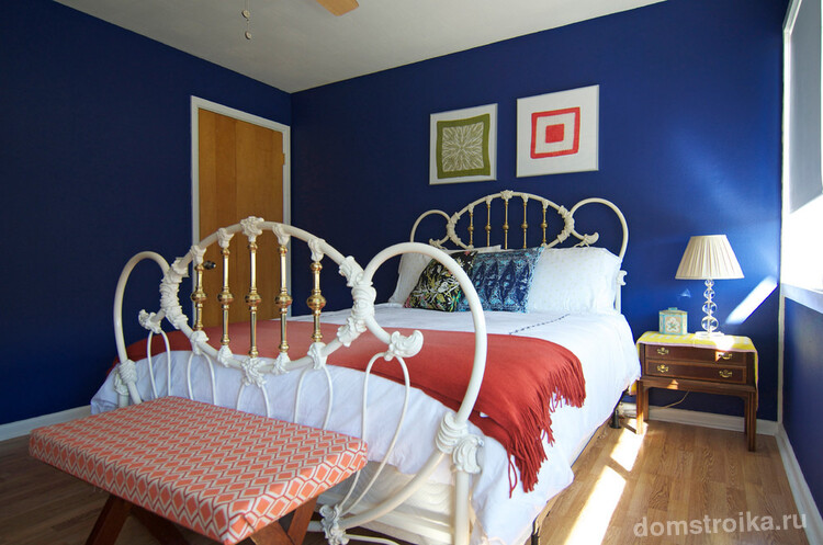 Белая кованая кровать с позолоченными элементами в дизайне современной спальни