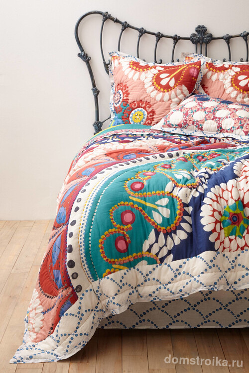 Красивая кованая кровать с эффектами старины в стиле бохо