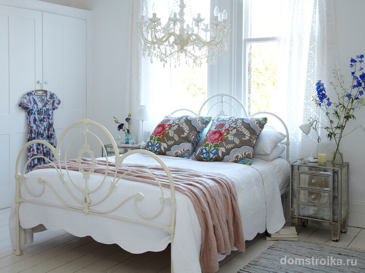Белая кованая кровать отлично гармонирует с интерьером спальни стиля прованс