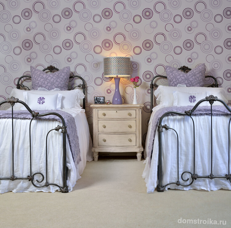 Элементы ковки и сиреневый цвет отлично гармонируют в дизайне спальни