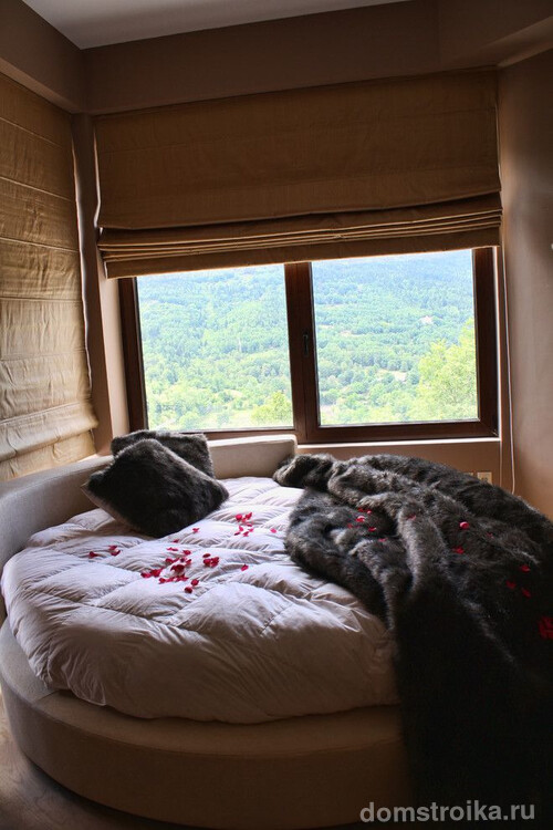Натуральные меховые покрывала на кровати добавят еще большего шика спальне