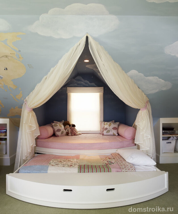 Полукруглая кровать с дополнительным выдвижным спальным местом в деткой комнате