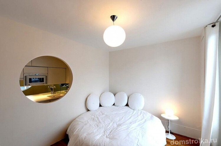 Чтоб кровать не казалась громоздкой в помещении среднего размера, её можно подобрать в минималистском стиле. И затем не перегружать текстильным декором