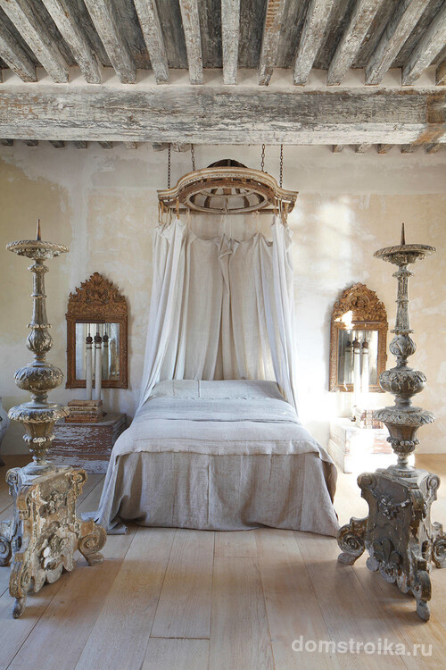 Оформление спальни, где переплелись современность, состаренный шик и роскошь богатых домов времен французского колониализма