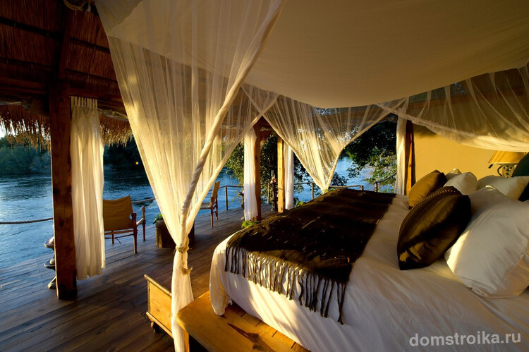 Островная спальня, в которой такой навес над кроватью выполняет функцию защиты от надоедливых насекомых