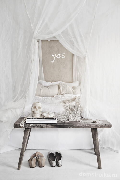 Лёгкие ткани над кроватью создают романтическую атмосферу в спальне