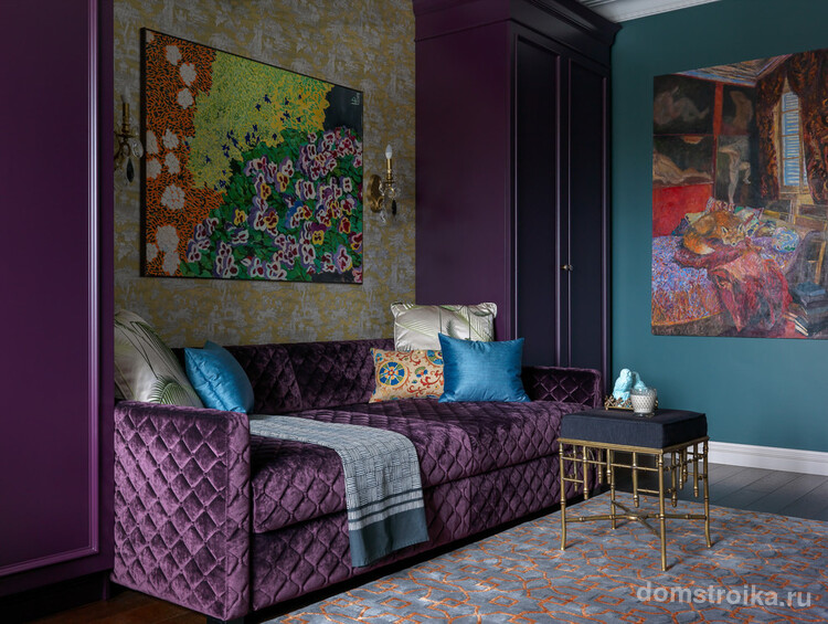 Фиолетовый диван смотрится очень интересно