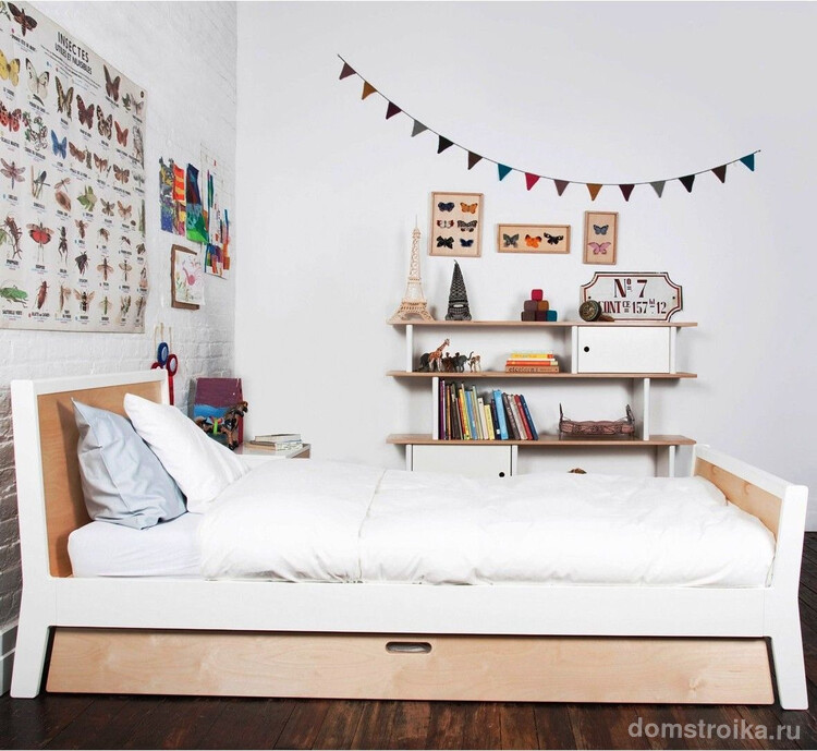 Кровать с дополнительным местом хранения с выкатным механизмом - один из самых распространенных вариантов удобной мебели для компактных городских квартир