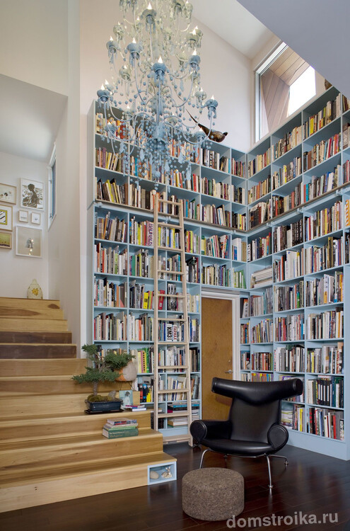 Размещение книжных стеллажей в углу - прекрасное решение использования проблемного места в доме