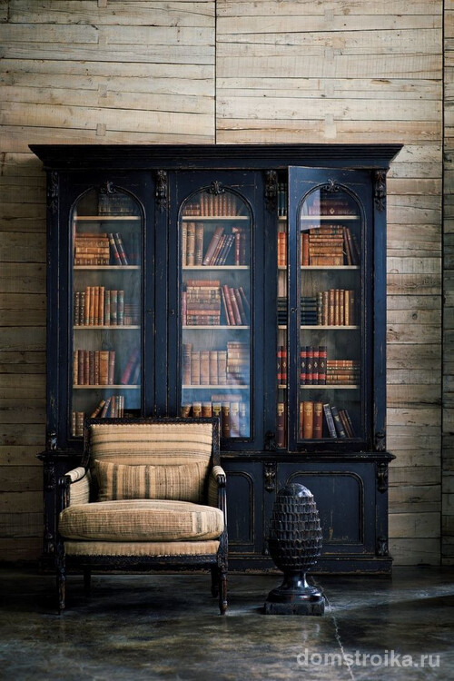Отдельный книжный шкаф из темного дерева с застекленными дверцами фирмы Ralph Lauren