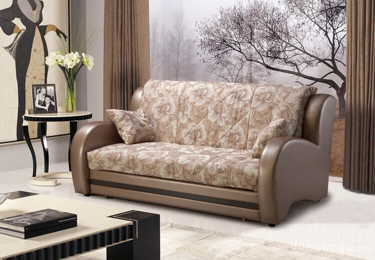 Ставьте перед диваном мебель, которую вы легко сможете передвинуть, так как в разложенном виде он занимает больше пространства