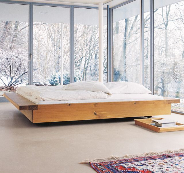 Кровать-платформа в спальне с панорамными окнами