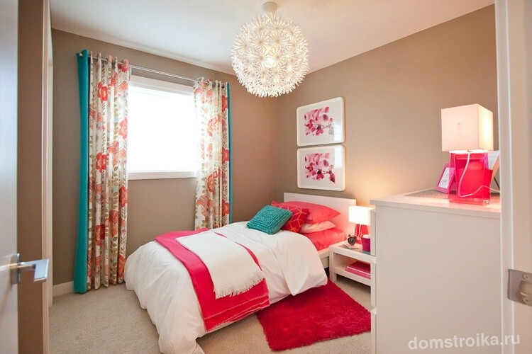 Односпальная кровать в спальне современного стиля