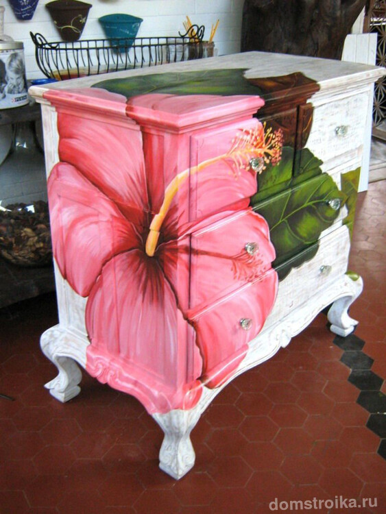 Отреставрированную мебель можно красиво расписать красками