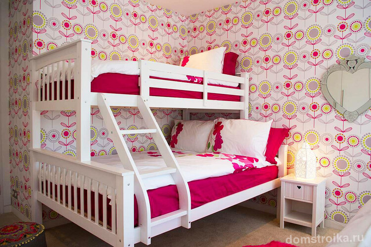 Симпатичная кровать в комнате юных девушек