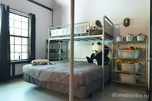 Металлическая двухэтажная кровать в детской, оформленной в современном стиле