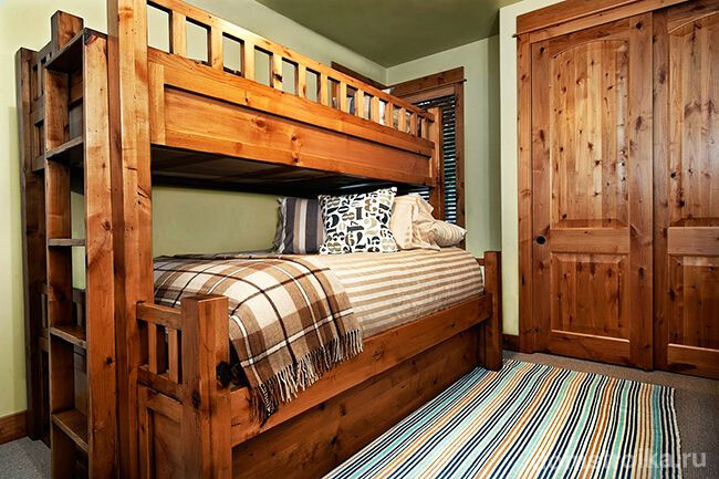 Прочная и основательная деревянная кровать