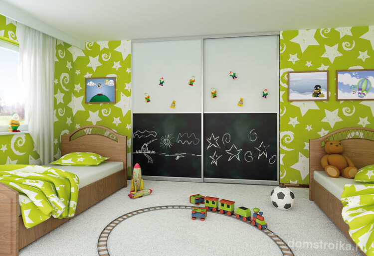 Оригинальный дизайн встроенной мебели в комнате для двоих детей