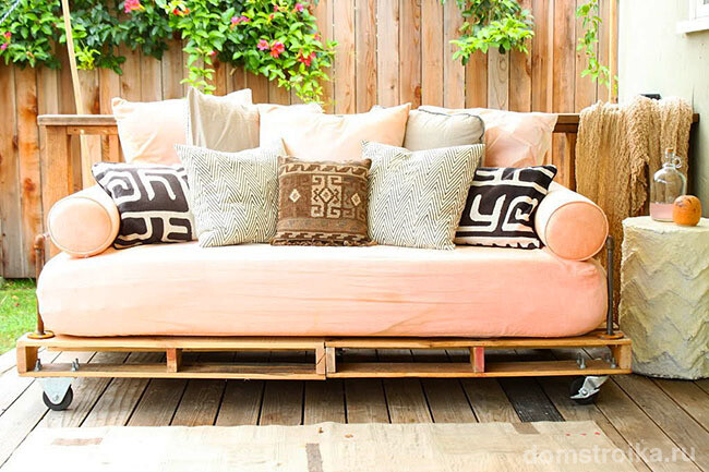 Садовый диванчик на колесиках из поддонов