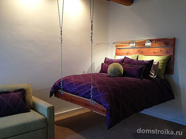 Кровать, прикрепленная к стене, радикально меняет интерьер комнаты