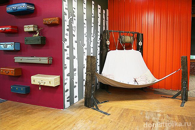 Кровать-гамак имеет нестандартный дизайн в эклектическом стиле
