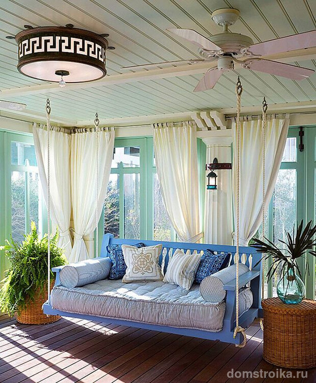 Подвесной диван на террасе позволит расслабиться, слегка раскачиваясь и наслаждаясь пейзажем вокруг