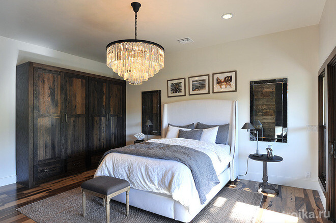 Распашной шифоньер в спальне, выполнен из дерева сложного цвета и текстуры, добавит особой атмосферы