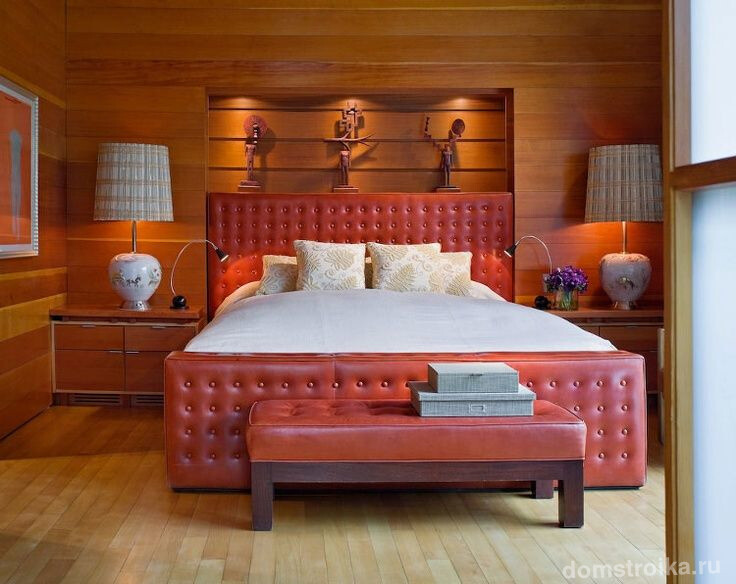 Изящно смотрится кровать из красной кожи