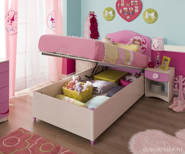 Уникальности интерьеру детской добавит кроватка нежно-розового оттенка с подъёмным механизмом